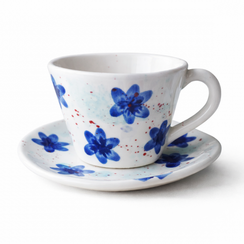 Plavi mali cvijet šalica i tanjurić za kavu