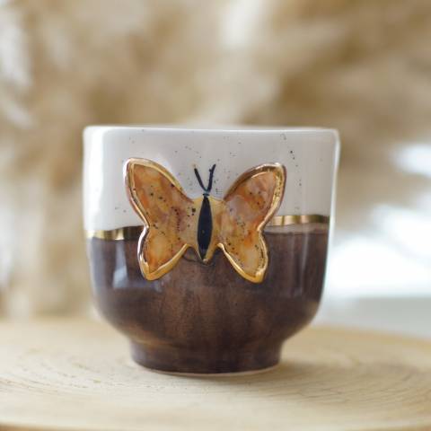 Leptir u smeđoj boji